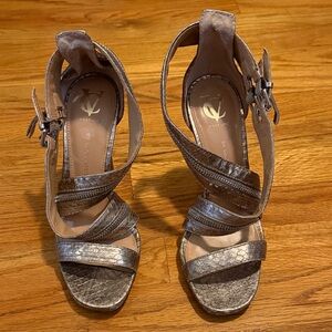 EY Vince Camuto Metallic Gold Textured Heels - 8